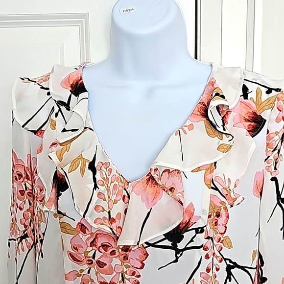 Floral printed crêpe V-neck blouse - Picture 3 of 6